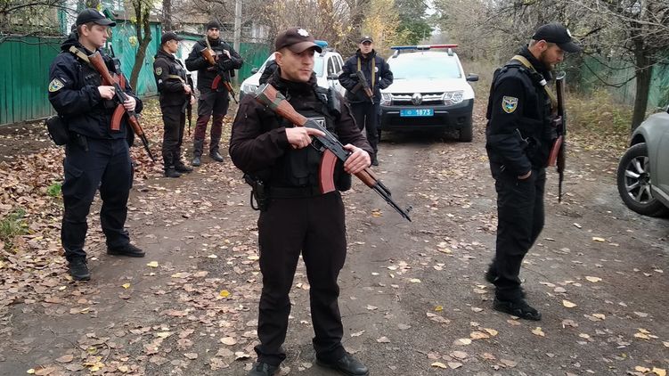 Полиция на базе националистов в «Золотое». Фото – «Левый берег»