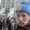 Украина проиграла России… снова (Люди у здания городского совета, во время заседания в Киеве | © AP Photo, Efrem Lukatsky) Люди у здания городс…