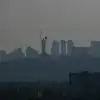 Вымирающий Киев накрывает смог и радиация Чернобыля, 'пожары устраивают „агенты Кремля', а ракеты кончаются' (На фото: смог окутал монумент Родина-мать и многоквартирные дома, Киев, Украина. (Фото: Yevhen Koten…) На фото: смог окутал…