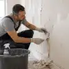 Как снять старые обои, краску и шпаклёвку без повреждения стены