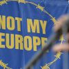 Смертный приговор ЕС? (Плакат с надписью не моя Европа в ходе символической акции протеста против миграционной политики ЕС …) Плакат с надписью не…