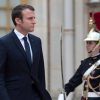 Макрон пытается быть как Путин. Но поводок мешает (Президент Франции Эммануэль Макрон перед началом встречи с президентом РФ Владимиром Путиным в Верса…) Президент Франции Эм…
