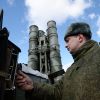 Россия на границе с КНДР меняет комплексы С-300 на новые С-400 (Военнослужащий у зенитного ракетного комплекса (ЗРК) Триумф С-400 | © РИА Новости, Кирилл Каллиников) Военнослужащий у зен…