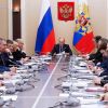 В очередной раз России обещан 'рывок развития' (На фото: президент РФ Владимир Путин (в центре) во время совещания с членами правительства РФ в рези…) На фото: президент Р…