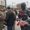 Годовщина референдума в Крыму: Как Киев сдавал полуостров России (Жители несут цветы в центр Симферополя к памятнику Вежливым людям. 27 февраля 2018 | © РИА Новости,) Жители несут цветы в…