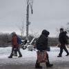 В траншеях Донбасса до сих пор сражаются, как сто лет назад (Люди в районе временного пункта пропуска Станица Луганская между Украиной и Луганской народной респу…) Люди в районе времен…