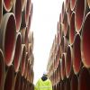 Польша требует 10% от газовых миллиардов Европы и России — или будет хуже (Трубы для строительства газопровода Северный поток - 2. Архивное фото) Трубы для строительс…