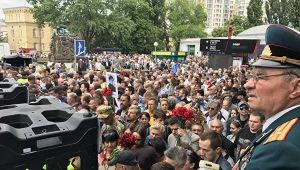 Акция Бессмертный полк в Киеве: пришли националисты и участники акции. Полиция националистов не пропускает, есть задержанные twitter.com/MaryanKushnir Акция Бессмертный по…