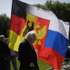 Странное отношение немцев к России (Самодельный русско-германский флаг во время празднования дня победы в Берлине | © AP Photo, Markus Schreiber) Самодельный русско-г…
