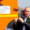 Киев вздрогнул: Путин на КамАЗе промчался по Крымскому мосту (На фото: президент РФ Владимир Путин (в центре) у головной автомашины КамАЗ перед проездом строитель…) На фото: президент Р…