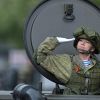'Спасибо, не надо'. Запад предлагает России отказаться от земли и армии (Военнослужащая во время военного парада в Севастополе) Военнослужащая во вр…