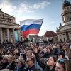 Немцы хотят дружить с Россией (Посетители концерта Песни Победы на площади Жандарменмаркт в центре Берлина | © РИА Новости, Захари Шойрер) Посетители концерта …