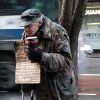Бедные американцы окончательно рассорили Трампа с ООН (Нищий просит пожертвования в Нью-Йорке. Архивное фото) Нищий просит пожертв…