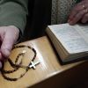 'Он — священник. Я ему доверял'. Под прикрытием церкви в США орудуют педофилы (Верующая с молитвенником в католической кирхе | © РИА Новости, Игорь Зарембо) Верующая с молитвенн…
