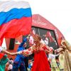 Хроническое 'победобешенство' (На фото: участники акции Хоровод болельщиков мира в фан-зоне на Конюшенной площади в рамках чемпиона…) На фото: участники а…