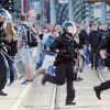 Вводится идеальная диктатура: репрессии уже начались (Полицейские и протестующие в Хемнице) Полицейские и протес…