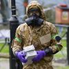Guardian: Это похоже на театральный фарс, но не смешной (Военный в защитном костюме в Солсбери | © РИА Новости, Алекс Макнотон) Военный в защитном к…