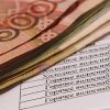 Нормы потребления электричества: что об этом следует знать (Денежные купюры и квитанция за оплату коммунальных услуг. Архивное фото) Денежные купюры и кв…