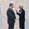 Что для Украины означает новая программа МВФ (Президент Украины Петр Порошенко и глава МВФ Кристин Лагард во время встречи. Архивное фото) Президент Украины Пе…
