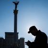 Украинские политики в ожидании санкций сдают России коллег (Прохожий на площади Независимости в Киеве. Архивное фото) Прохожий на площади …