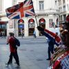 'Зря обиделись'. Пятерых британцев уволили за гетеросексуальность (Прохожие на улице Лондона. Архивное фото) Прохожие на улице Ло…