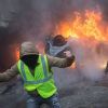 Fox News: бронетехника на улицах Парижа, сотни арестованных (Автомобиль, горящий во время протестной акции движения автомобилистов желтые жилеты | © РИА Новости,…) Автомобиль, горящий …