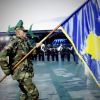 Подготовка войны на Балканах идет полным ходом (Солдат с флагом Косово | Besnik1) Солдат с флагом Косо…