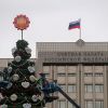 Как считать российскую экономику (Рабочие украшают новогоднюю елку, установленную у Счётной Палаты РФ) Рабочие украшают нов…