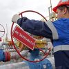 Россия не оставит Литву без газа (Рабочий проводит заключительные проверки перед запуском в эксплуатацию подземного хранилища газа в К…) Рабочий проводит зак…