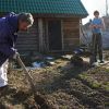 Украинцы съезжают из квартир в гаражи и на дачи (Дачники в Московской области | © РИА Новости, Татьяна Галинская) Дачники в Московской…