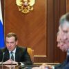 В борьбе с бедностью правительству Медведева поможет только отставка (На фото: премьер-министр РФ Дмитрий Медведев (слева) (Фото: Александр Астафьев/ТАСС)) На фото: премьер-мин…