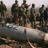 СМИ рассказали о воздушном бое индийских Су-30 с пакистанскими F-16 (Индийские военные у обломков индийского военного вертолета в Кашмире. 27 февраля 2019 | © REUTERS / …) Индийские военные у …