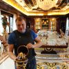 Dagens Nyheter: У Европы рыльце тоже в пуху (Активист Майдана демонстрирует богатства Виктора Януковича в его резиденции Межигорье | © AFP 2019, …) Активист Майдана дем…