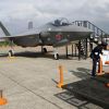 Охота на  F-35 (На фото: члены экипажа сил самообороны Японии установили кордоны вокруг истребителя F-35 на авиабазе…) На фото: члены экипа…