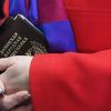 Украина помогает жителям Донбасса получить гражданство России (Женщина с паспортом гражданина ДНР | © РИА Новости / Валерий Мельников) Женщина с паспортом …