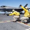 F-35 оказался голым: Секрет стелс-технологий раскрыт (На фото: истребитель-бомбардировщик F-35C (Фото: Zuma/TASS)) На фото: истребитель…
