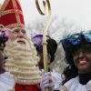 Нидерланды отрекаются от своего 'золотого века' (Синтерклаас, голландский Санта-Клаус, в окружении так называемых Черных Питов | © AP Photo / Peter Dejong) Синтерклаас, голланд…