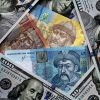 Как Украина попала в кабалу 20-летних выплат кредиторам (Денежные купюры США и Украины | © РИА Новости / Александр Демьянчук) Денежные купюры США …