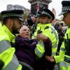 Британская полиция жестоко подавляет восстание фанатов Греты Тунберг (Сотрудники полиции и участники акции протеста движения Extinction Rebellion на Трафальгарской площад…) Сотрудники полиции и…