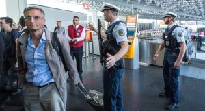 Немцы массово покидают Германию BarcroftMedia Немцы массово покида…