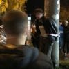 Настоящий протест — не в Москве. И он куда опаснее (Мужчина, привязанный к столбу, в окружении десятков местных жителей. Цигломень | © Фото : группа Нов…) Мужчина, привязанный…