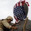 Ирак требует вывести 'лишние' американские войска (Американский морской пехотинец накрывает голову статуи иракского президента Саддама Хусейна американ…) Американский морской…