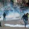Страна погружается в хаос, но кто-то сильно разбогатеет (Применение слезоточивого газа во время столкновений между сотрудниками сил безопасности и сторонника…) Применение слезоточи…
