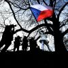 В Чехии начали охоту на старых коммунистов. За что их преследуют (Девушка с флагом Чехии во время реконструкции событий 1989 года в Праге. 17 ноября 2019 | © AP Photo…) Девушка с флагом Чех…