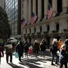 В финансах США затыкают 'дыру' на 86 миллиардов в день. Удастся ли? (Люди проходят мимо Нью-Йоркской фондовой биржи | © AP Photo / Mark Lennihan) Люди проходят мимо Н…