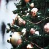 С чем поздравили мир: нам предстоит тяжелый развод (Елочные украшения на новогодней елке в Москве) Елочные украшения на…