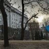 Украина стремительно перешла к постиндустриальному укладу экономики (Мужчина с флагом Украины у здания правительства в Киеве, Украина | © РИА Новости / Алексей Куденко) Мужчина с флагом Укр…