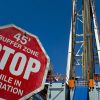У 'сланцевой революции' кончается дешевый газ (Буровая установка в месторождении сланцевого газа в штате Пенсильвания | © AFP 2019 / Mladen Antonov) Буровая установка в …
