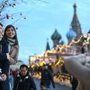 'В России демократии меньше, чем в абсолютной монархии': так ли это (Девушки фотографируются на Красной площади в Москве | © РИА Новости / Максим Блинов) Девушки фотографирую…