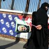 Ответный удар: Иран готовится обвалить американский рынок (Женщина возвращается с похорон генерала Касема Сулеймани мимо посольства США в Тегеране | © AP Photo…) Женщина возвращается…